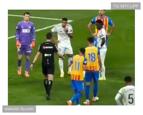 怒射惊天足球员一脚踢飞门将全场震惊裁判当场目瞪口呆 怒射惊天足球员一脚踢飞门将全场震惊裁判当场目瞪口呆